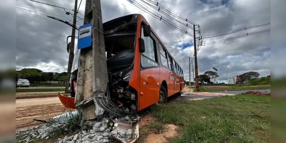 Colisão envolveu coletivo da linha Terminal Uvaranas/Oficinas