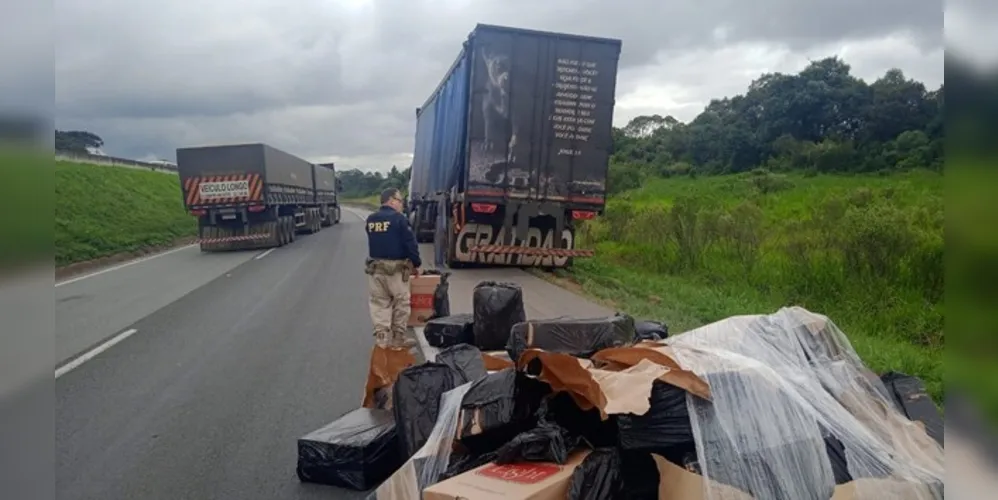 PRF apreendeu uma carreta com 400 mil maços de cigarros contrabandeados