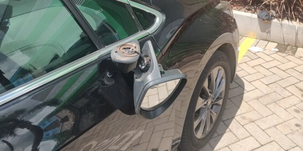 Motociclista, que seguia atrás do veículo, acabou colidindo com o retrovisor do automóvel.