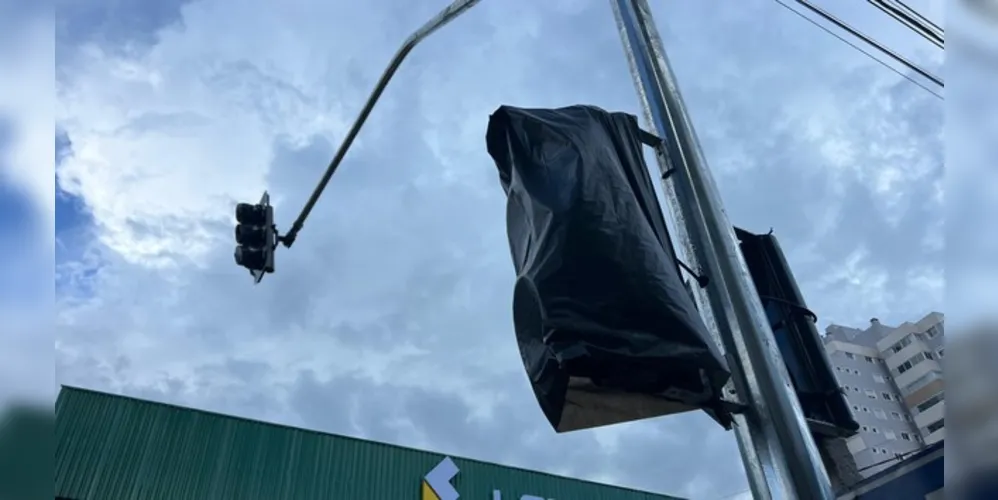 Instalação está sendo feita no cruzamento entre a avenida Visconde de Mauá e a rua Saint Hilaire.