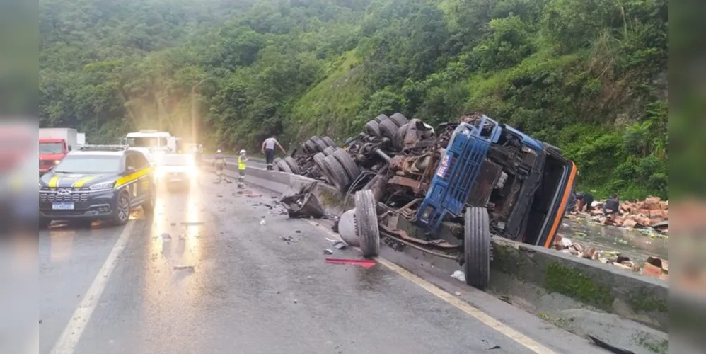 A Polícia Rodoviária está no local e não há previsão para liberação total da via.