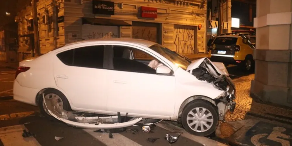 Acidente foi na esquina das ruas Dr. Colares e Santos Dumont