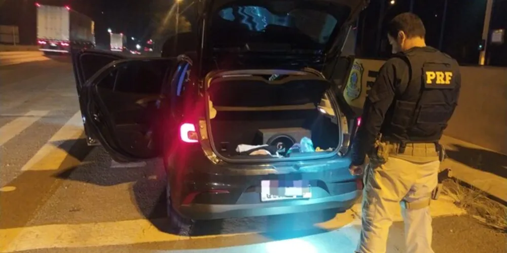Um casal e seu filho estavam no interior do carro, fazendo uma viagem