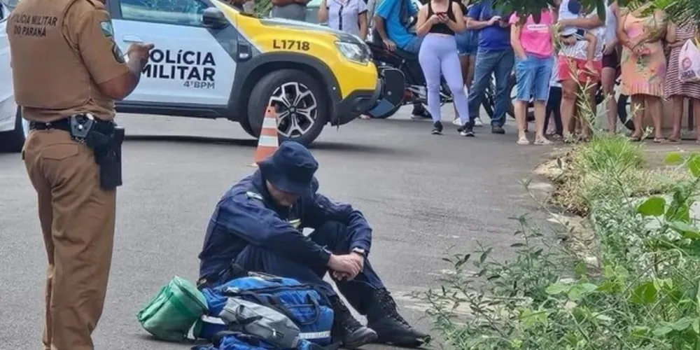 Maurício Lemos ficou desolado sentado ao lado do corpo da criança