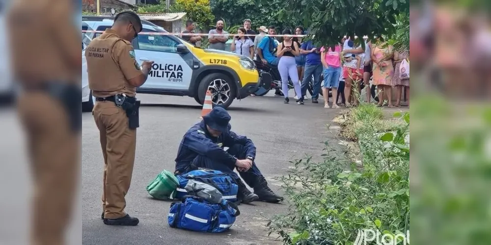Maurício Lemos ficou desolado sentado ao lado do corpo da criança