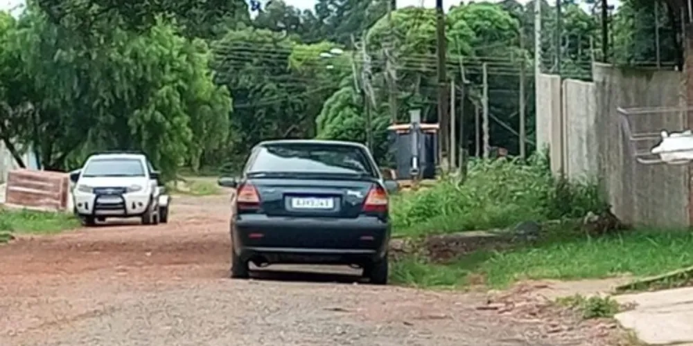 Veículo está estacionado na rua José Ribeiro de Matos, no Jardim Paraíso.