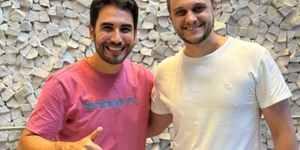 Rodrigo de Barros (à esq.), coordenador do Dia Mundial da Criatividade, se reuniu com Cassiano Piekarski, da Inbix, uma das anfitriãs do evento.