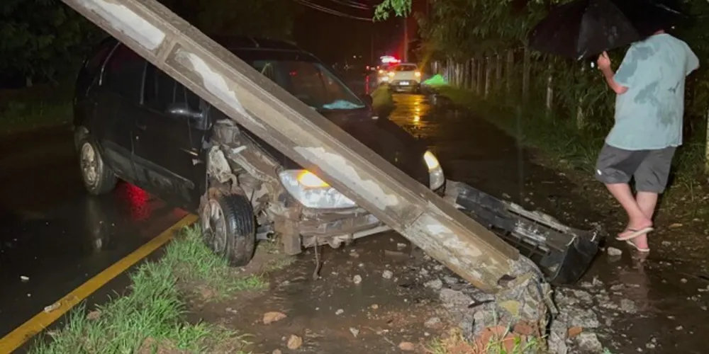 Segundo relatos do motorista ao Portal aRede, ele ouviu um estouro do pneu momentos antes de perder o controle