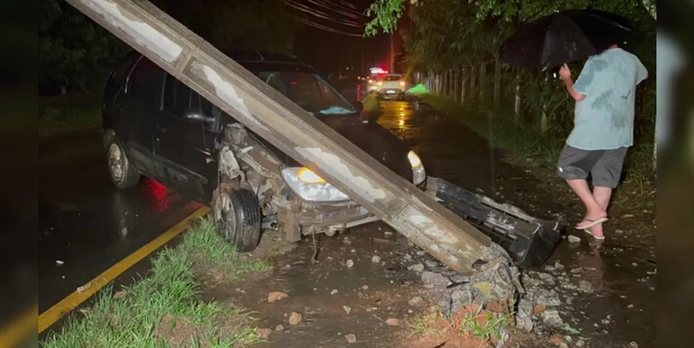 Segundo relatos do motorista ao Portal aRede, ele ouviu um estouro do pneu momentos antes de perder o controle