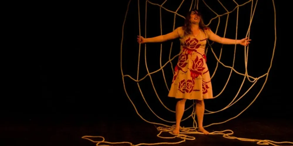 O espetáculo teatral é um drama baseado em relatos reais de mulheres.