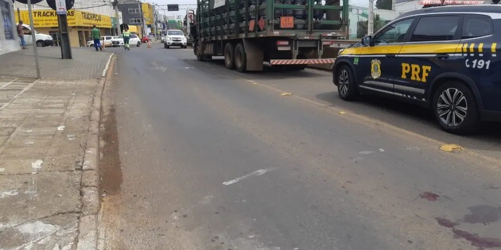 O veículo que teria atropelado a vítima seria um caminhão carregado com botijões de gás.
