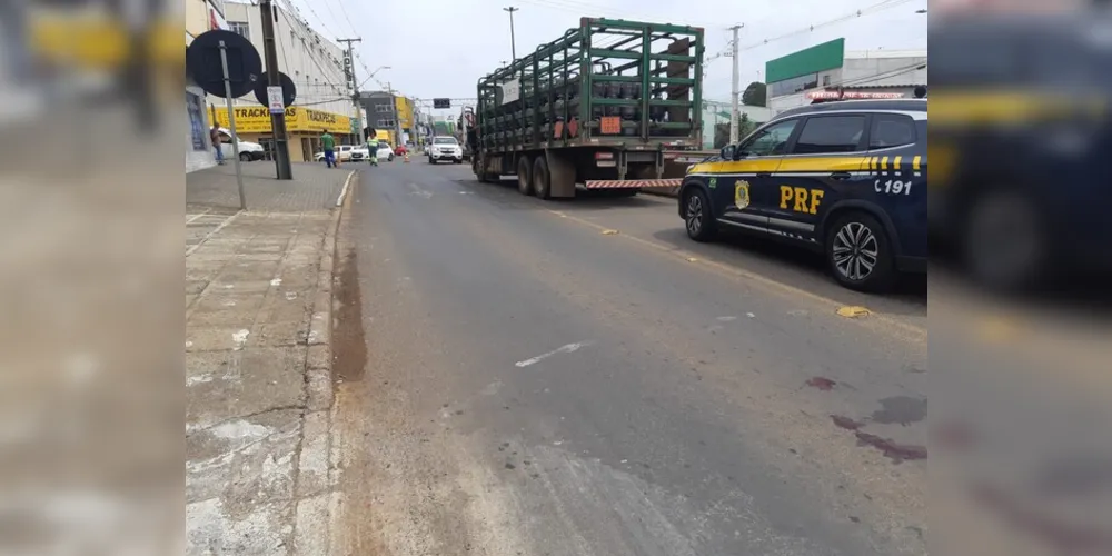 O veículo que teria atropelado a vítima seria um caminhão carregado com botijões de gás.