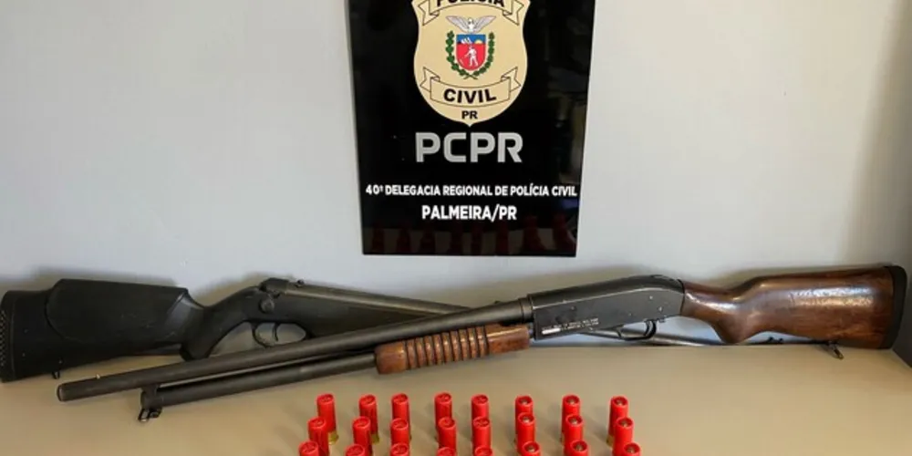 Na residência do suspeito foram encontradas uma espingarda de pressão calibre 4.5mm, uma espingarda, que estava registrada, calibre 12 e munições.