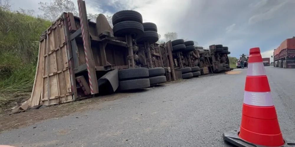 Motorista foi 'fechado' por outro caminhão, tentou desviar e acabou tombando o veículo.