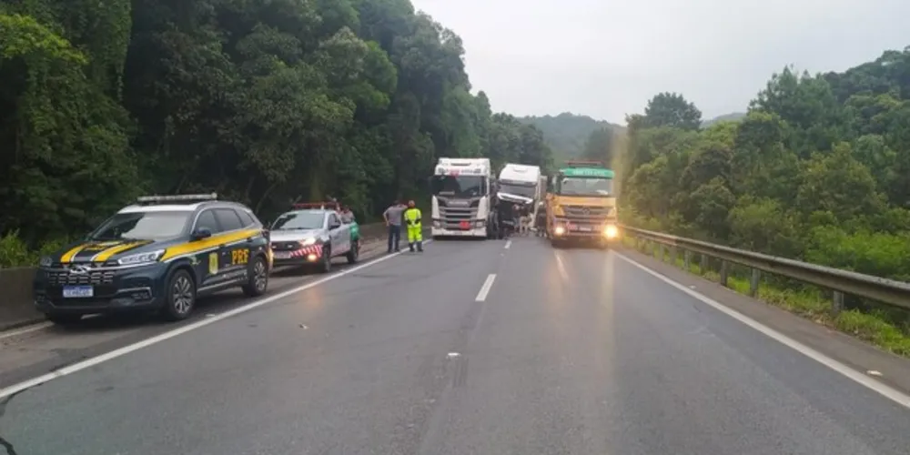 Três carretas colidiram no km 660 da BR-376