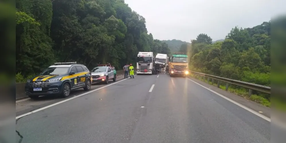 Três carretas colidiram no km 660 da BR-376