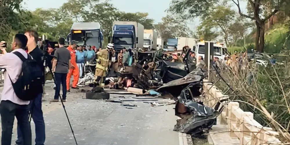 O acidente ocorreu na rodovia BR-116, conhecida como Rio-Bahia, na altura do município de Campanário (MG).