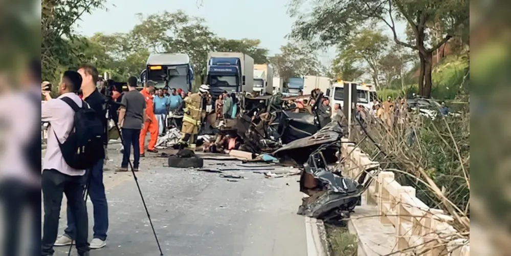 O acidente ocorreu na rodovia BR-116, conhecida como Rio-Bahia, na altura do município de Campanário (MG).