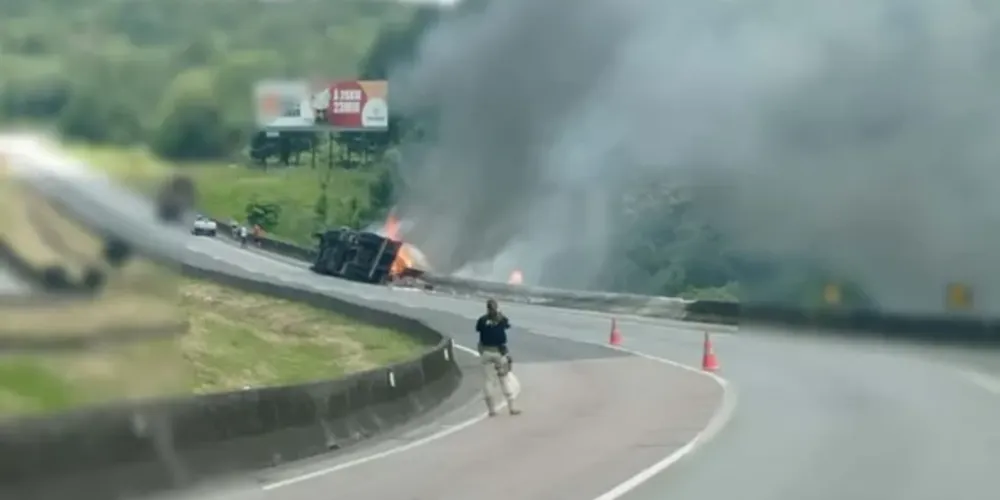 Caminhão tomba, provoca incêndio e interdita a BR-116, em Campina Grande do Sul
