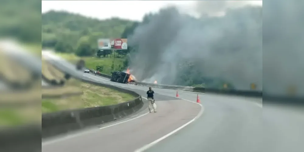 Caminhão tomba, provoca incêndio e interdita a BR-116, em Campina Grande do Sul