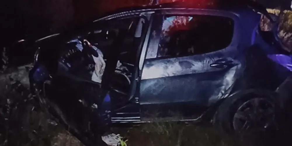 Um Peugeot 308 capotou quando trafegava sentido Teixeira Soares