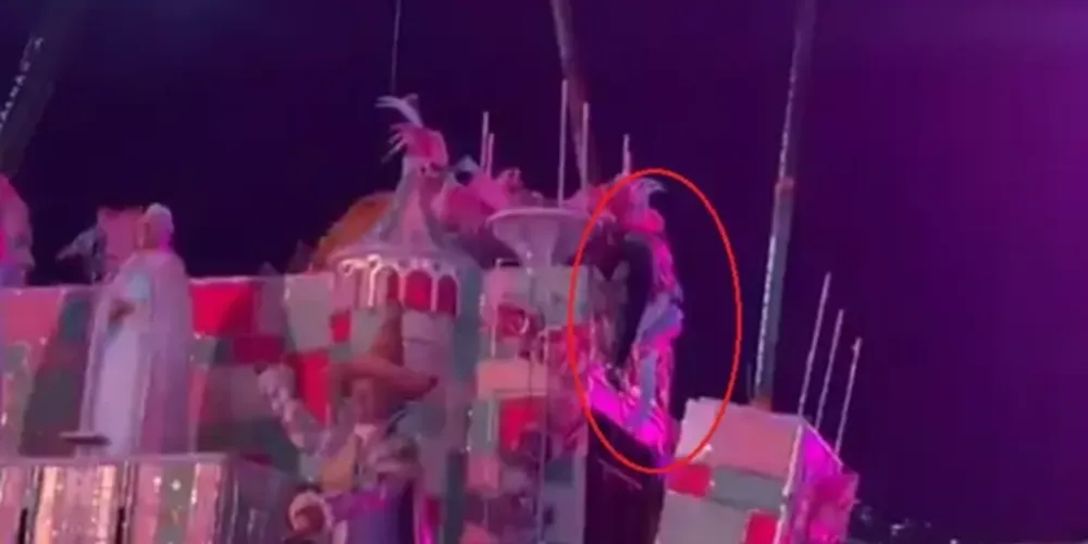 Mulher cai e outra fica pendurada após parte de estrutura de carro da Mangueira quebrar