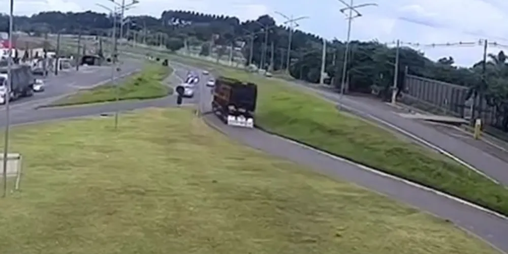 Imagem ilustrativa da imagem Veja momento que tora de madeira cai e atinge motociclista; vídeo