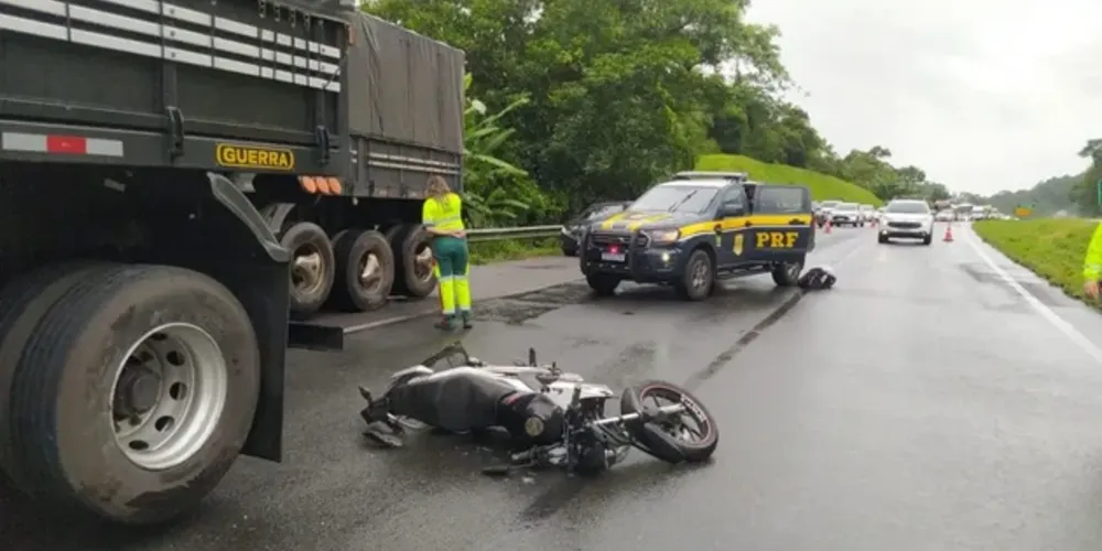 Ainda não há informações sobre a identidade do motociclista morto na colisão