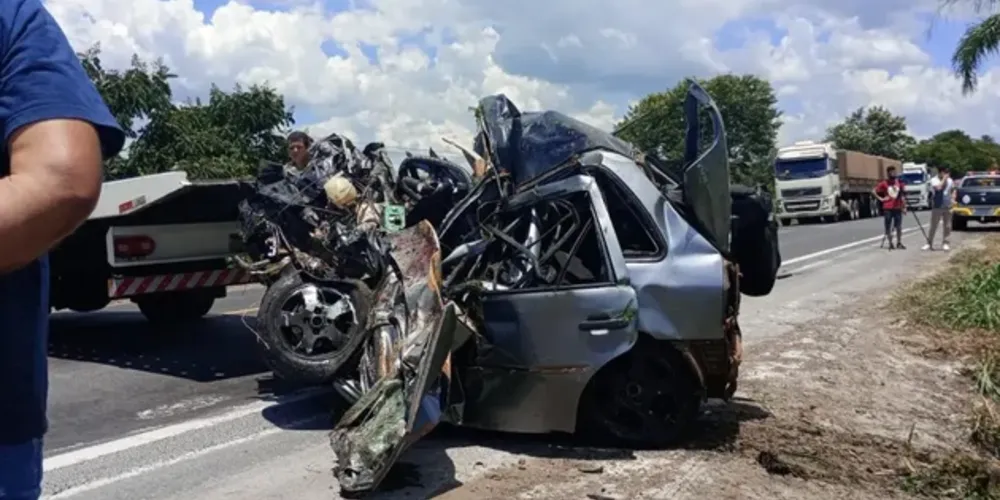 Uma carreta Scania com placas de Santa Mariana (PR) e um Volkswagen Gol de Quatiguá (PR) se envolveram em uma colisão frontal.
