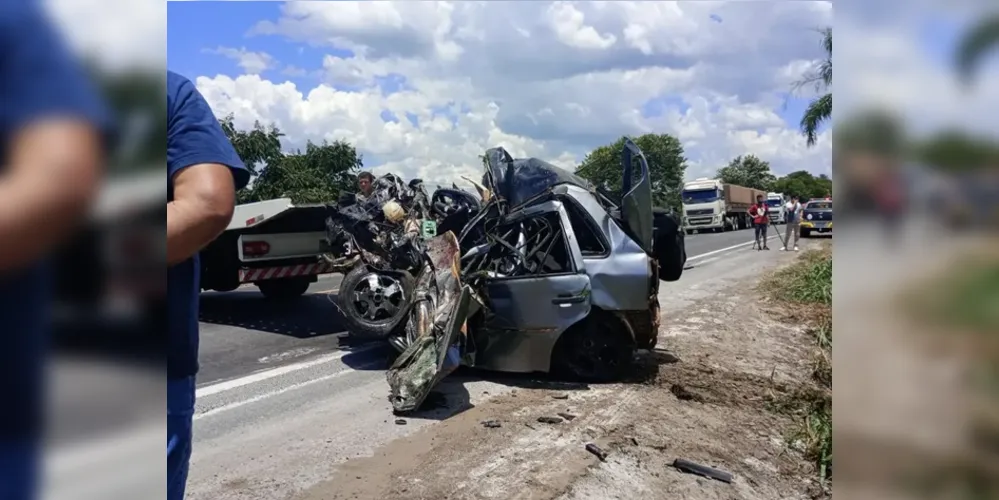 Uma carreta Scania com placas de Santa Mariana (PR) e um Volkswagen Gol de Quatiguá (PR) se envolveram em uma colisão frontal.