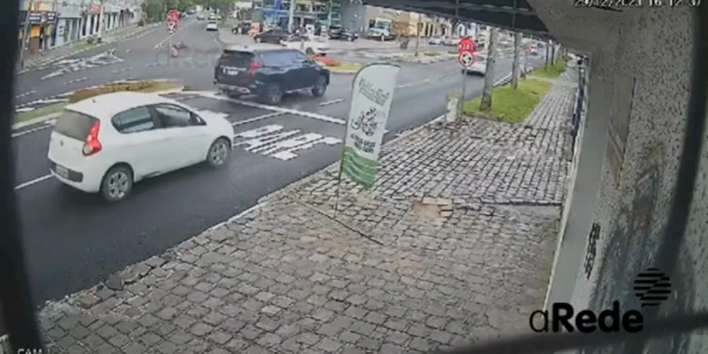 Motociclista não aguardou a chegada da equipe de socorro e fugiu do local do acidente.