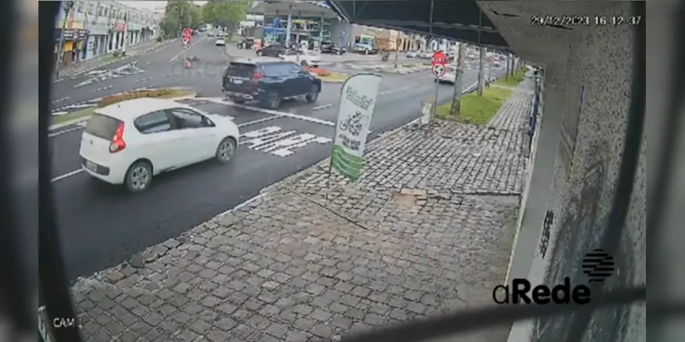 Motociclista não aguardou a chegada da equipe de socorro e fugiu do local do acidente.