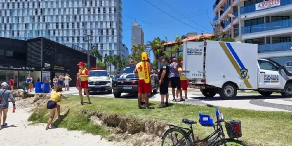 Corpo foi avistado pela equipe aérea que realizava as buscas a cerca de 200m da areia.