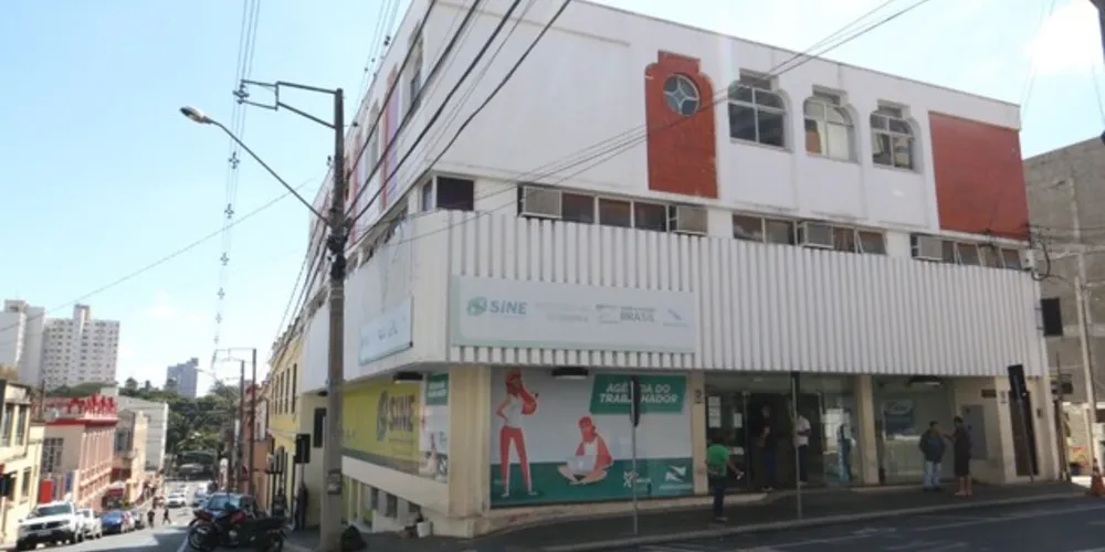A Agência do Trabalhador, que fica na Rua Santana, esquina com a Rua Dr. Colares, no centro de Ponta Grossa
