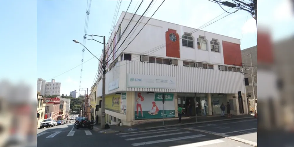 A Agência do Trabalhador, que fica na Rua Santana, esquina com a Rua Dr. Colares, no centro de Ponta Grossa