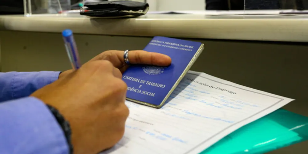 Paraná alcançou a marca de mais de 3 milhões de pessoas empregadas com carteira assinada.