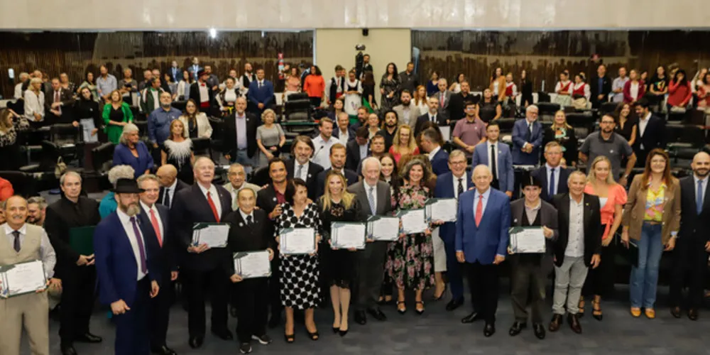 O governador em exercício Darci Piana foi homenageado nesta quarta-feira (21) como uma das personalidades que colaboraram com o fortalecimento das relações entre Itália e Paraná