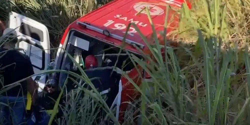 Um paciente estava sendo transportado no momento do acidente.