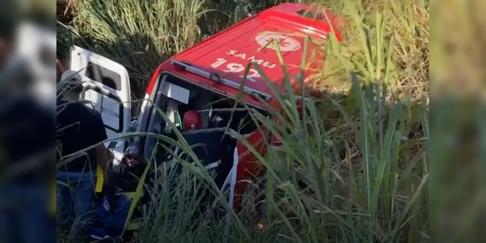 Um paciente estava sendo transportado no momento do acidente.