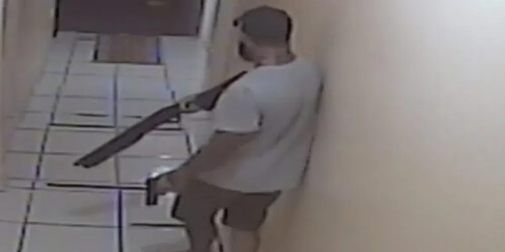 Imagens mostras o suspeito portando uma arma dentro do hotel