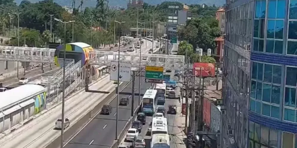 Aos policiais determinarem ordem de parada, os homens que estavam no interior de um veículo imediatamente dispararam com armas de fogo contra os policiais e atingiram outros três carros.