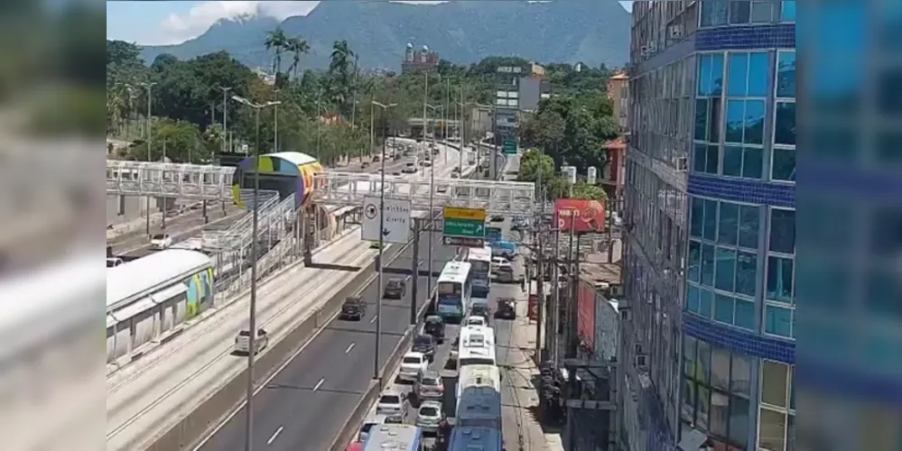 Aos policiais determinarem ordem de parada, os homens que estavam no interior de um veículo imediatamente dispararam com armas de fogo contra os policiais e atingiram outros três carros.