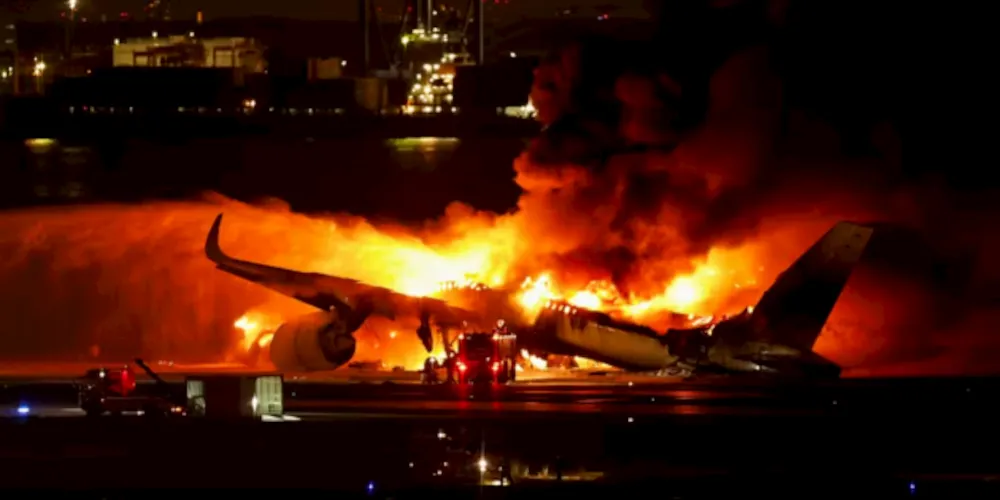 Airbus 350 da Japan Airlines pega fogo em aeroporto