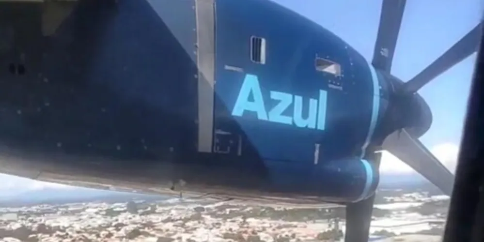 Passageiros mostram o momento do pouso seguro em São José dos Pinhais, após rota ter sido alterada