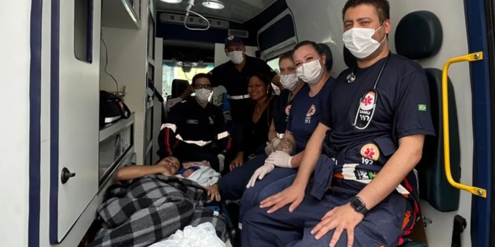 Equipe do Samu que realizou o parto junto de mãe e filha