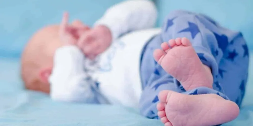 A família do menino levou o recém-nascido até o posto de saúde