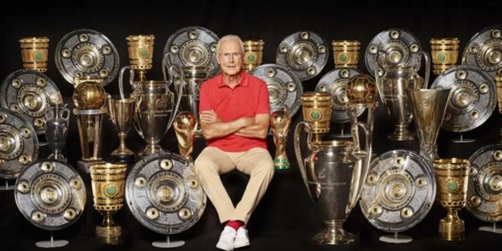 Beckenbauer era referência histórica do Bayern de Munique, onde atuou por 13 anos e conquistou uma série de títulos.