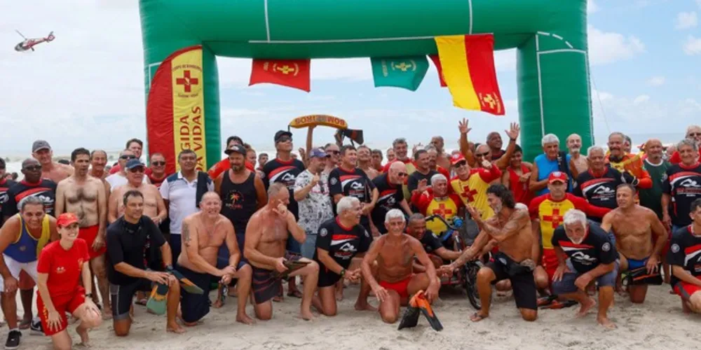 Bombeiros tiraram foto após a travessia.