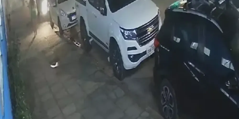 Acidente aconteceu em Guaratuba, na noite de sábado (13).