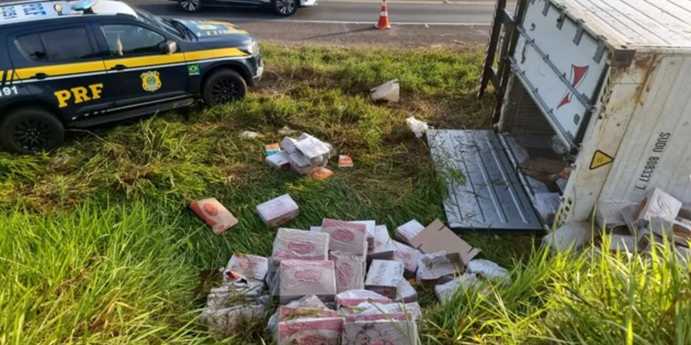 Parte da carga foi saqueada. Motorista apresentou ferimentos graves e foi socorrido pelo Samu